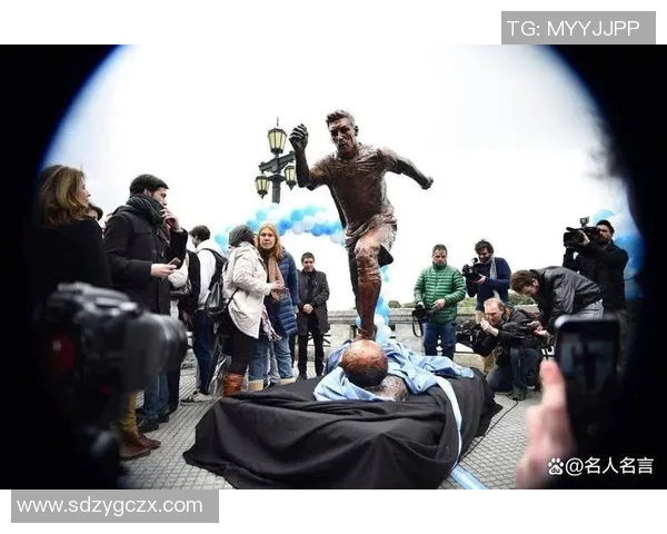 那个足球明星的爆炸头造型引发了全球球迷的热议与模仿潮流